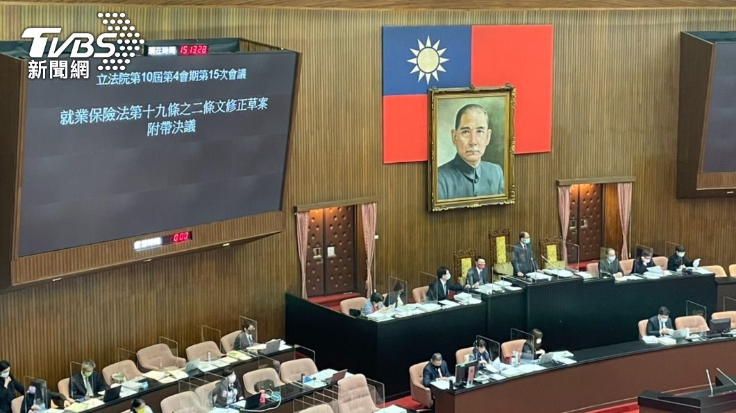 立院三讀/爸媽看過來! 父母可同時領育嬰留職停薪津貼