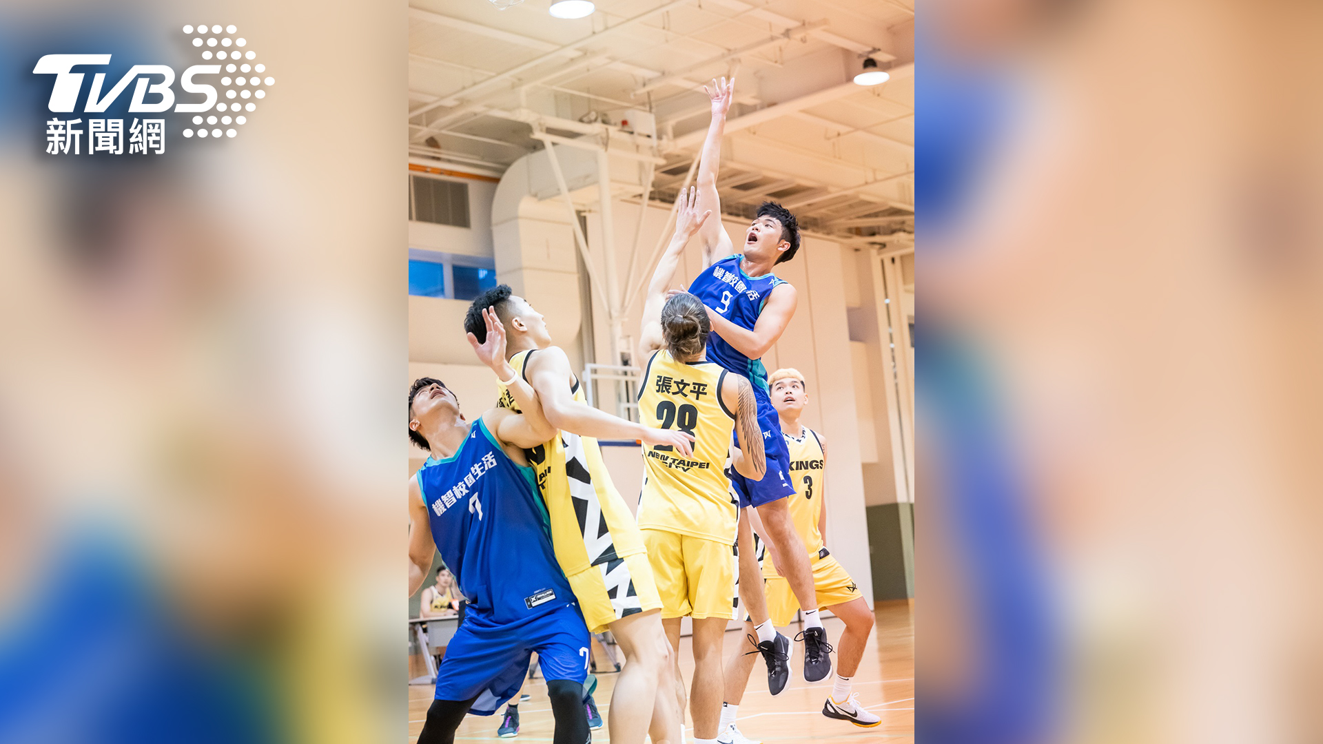 《機智校園生活》JR紀言愷帶領演員黃柏峰、王新凱和新北國王隊教練陳世念及球員林力仁、簡佑哲、陳俊男、張文平,進行三對三「愛無限公益籃球賽」
