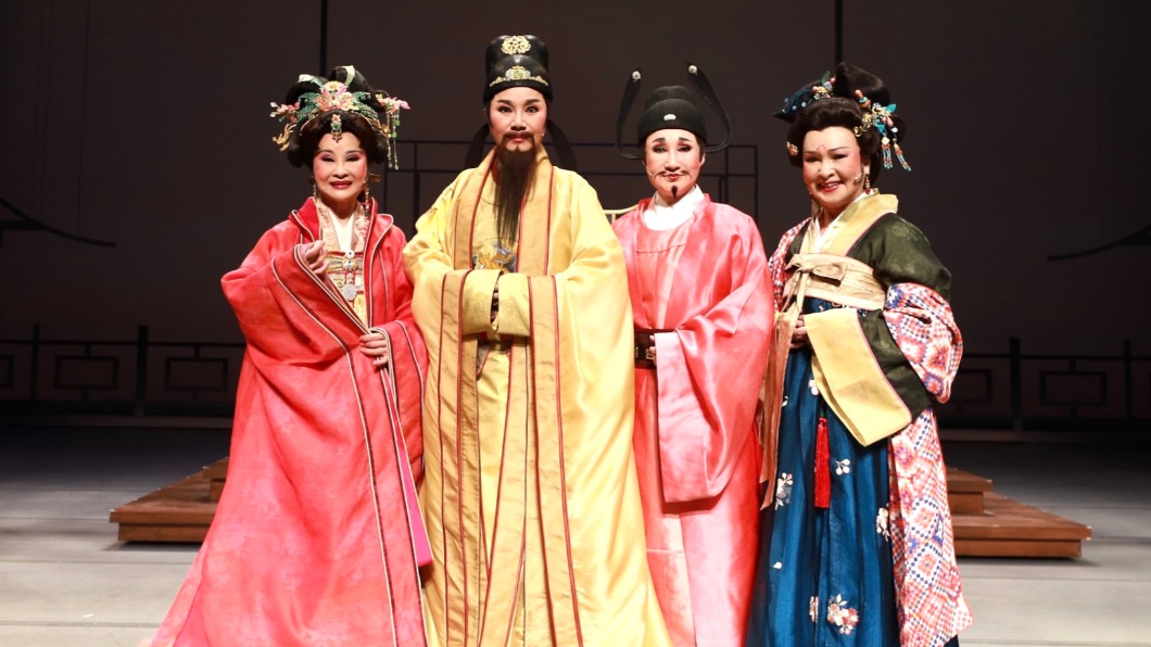 唐美雲（左二）邀國寶們同台飆戲。（圖／民視提供）