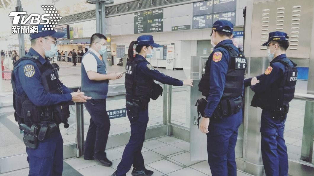 警方針對新左營站內加強巡邏。(圖/警方提供)