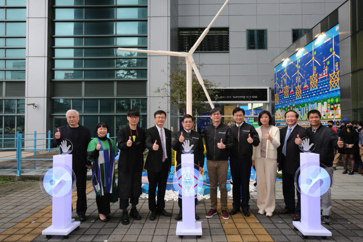 積木拼成超大風機,台電董事長及貴賓共同啟動。(圖/引新聞提供)