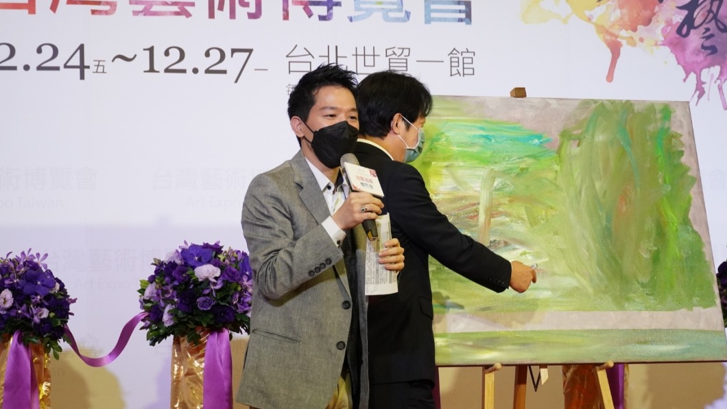 副總統賴清德今(24日)與民進黨立委何志偉出席「2021台灣藝術博覽會開幕典禮」。(圖/何志偉辦公室提供)
