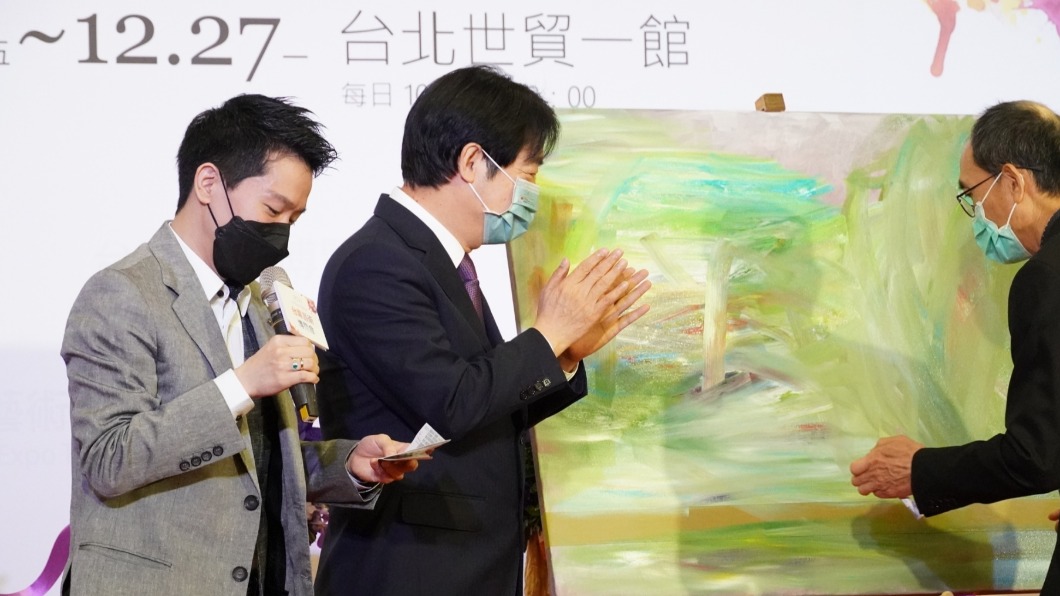 副總統賴清德今(24日)與民進黨立委何志偉出席「2021台灣藝術博覽會開幕典禮」。(圖/何志偉辦公室提供)