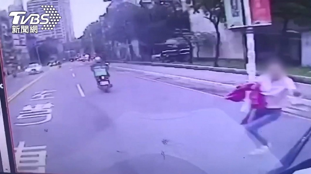 驚悚!女急穿越馬路 遭行經公車撞飛滑3M