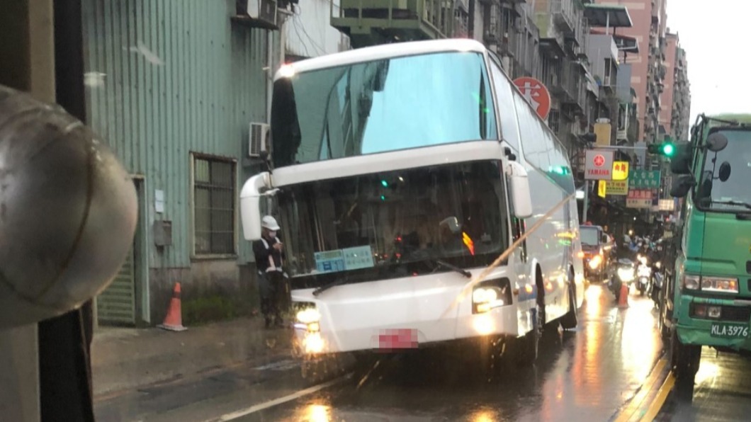 陷在柏油裡面！馬路鋪柏油未全乾　遊覽車駛過「卡卡了」