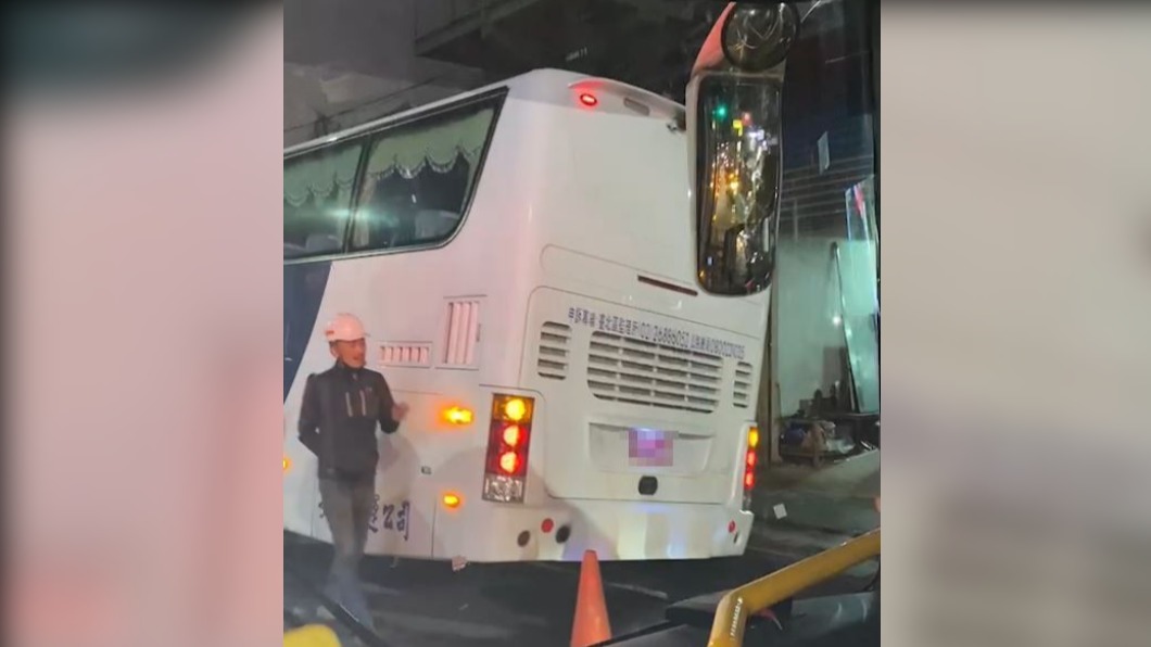 遊覽車等待拖吊車協助排除。(圖/民眾提供)