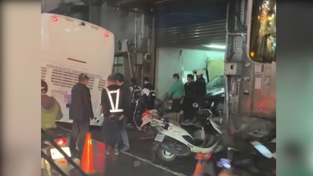 工人鋪設柏油後疑似還沒全乾,就開放車輛通行。(圖/民眾提供)