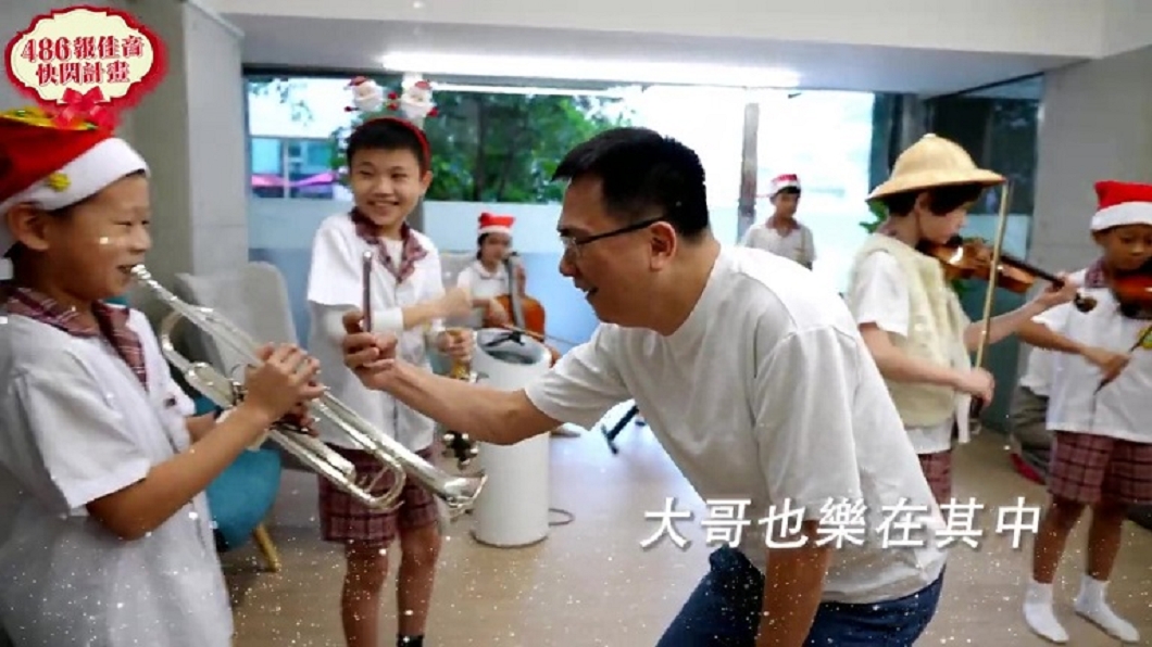486先生面對突如其來的驚喜,也開心拿起手機拍攝學生可愛表演的樣子。(圖/486團購提供)