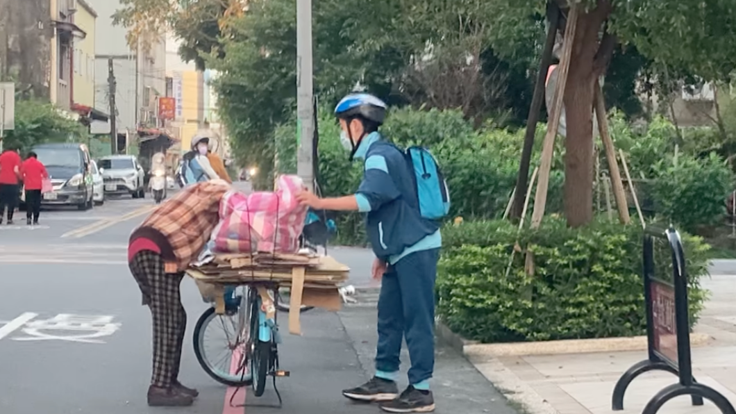拾荒嬤回收物掉一地　國中生秒停車助整理：遲到也要幫