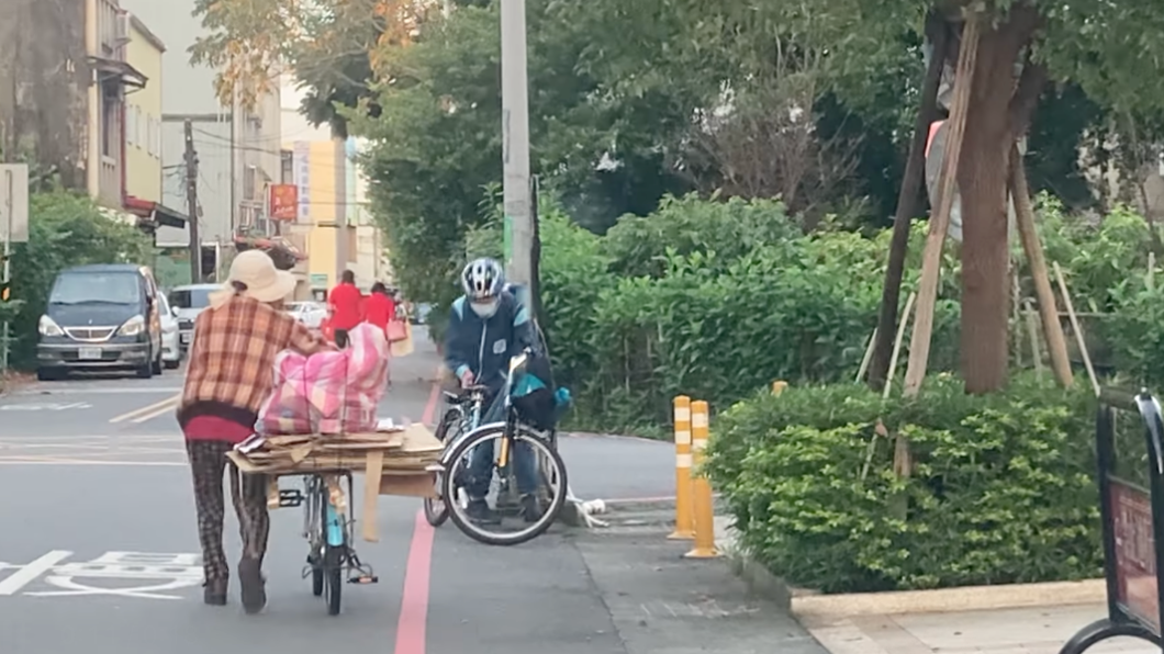 熊同學不斷回頭確認老太太狀況,並向老太太敬禮。(圖/翻攝自臉書社團「宜蘭爆料公社」)