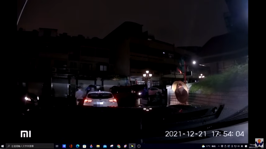 一群人跑到白色車前面施暴，駕駛急忙下車查看。（圖／翻攝自WoWtchout - 地圖型行車影像分享平台YouTube）