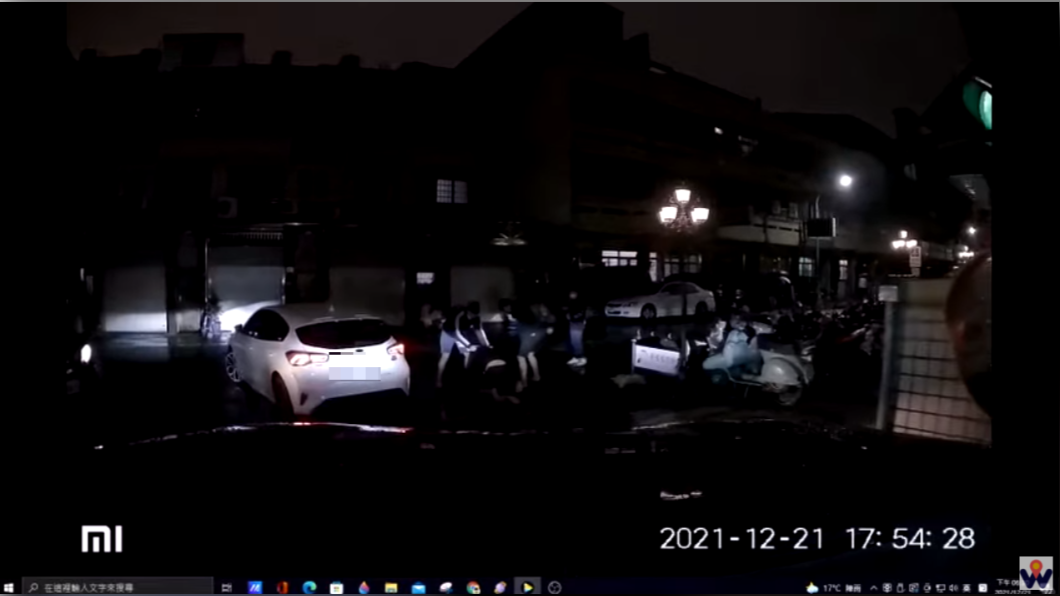 白色車輛駛離，惡煞將林男拉至一旁地上痛毆。（圖／翻攝自WoWtchout - 地圖型行車影像分享平台YouTube）