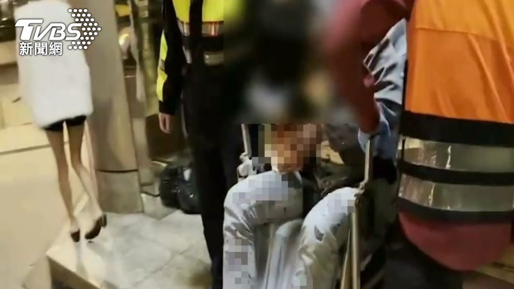 酒店散場擦撞!男子掏槍連3轟 反遭包圍痛毆渾身血