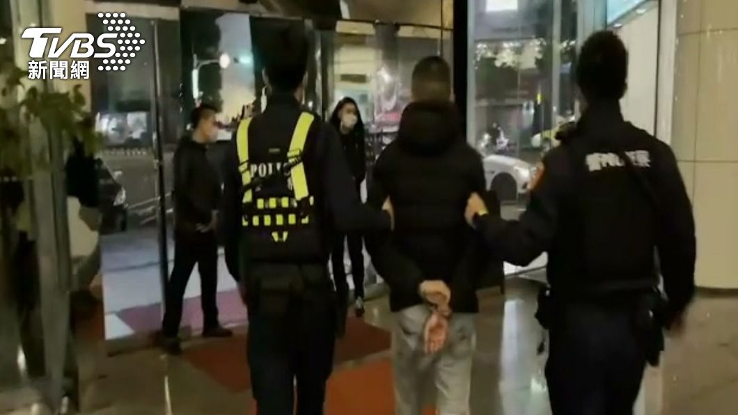 警方將鬧事群眾帶回。(圖/TVBS)