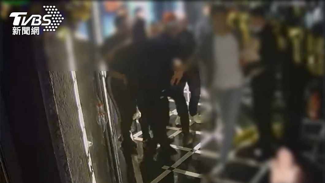 酒店人員擋在雙方客人中間,槍手直接走過去嗆聲。(圖/TVBS)