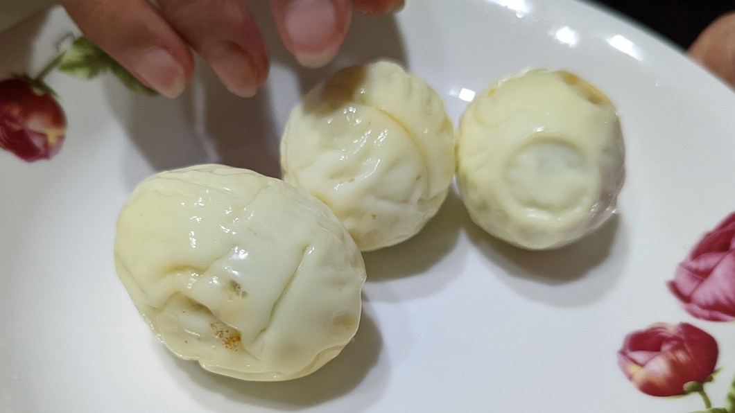 整盒蛋下鍋…3顆竟「皺如人腦」 主婦揭密:太靠近這處