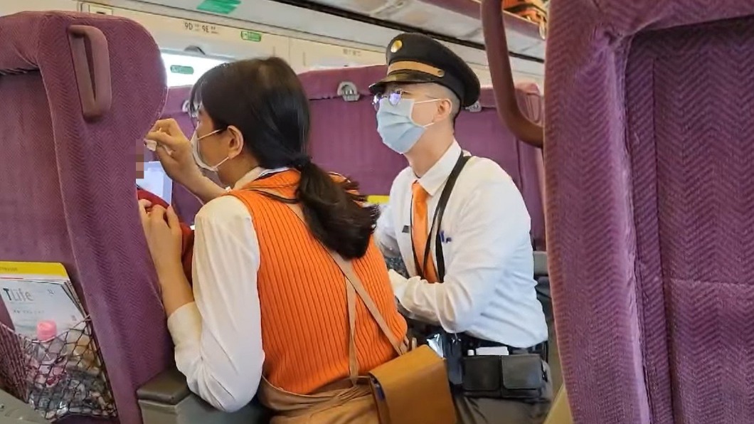 高鐵服務人員貼心幫婦人擦淚。（圖／翻攝自新竹爆料公社）