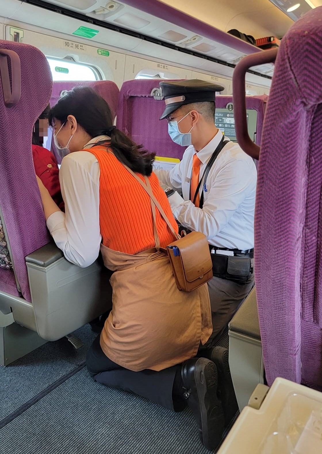 列車長及服務人員蹲在一旁安撫婦人情緒。（圖／翻攝自新竹爆料公社）