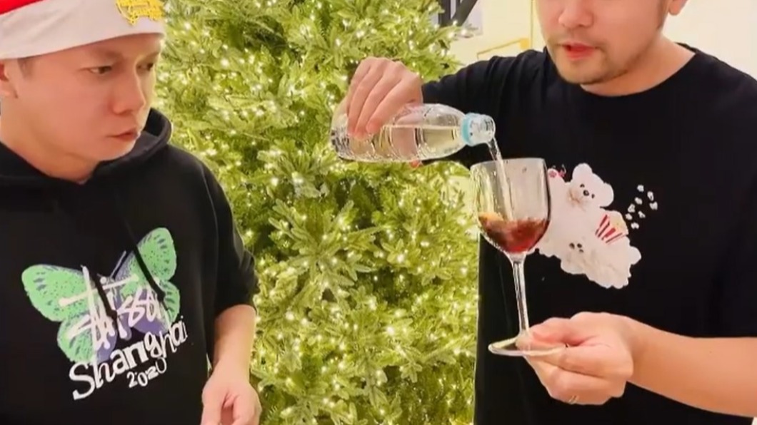 倒入酒杯的開水秒變紅酒。(圖/翻攝自周杰倫IG)