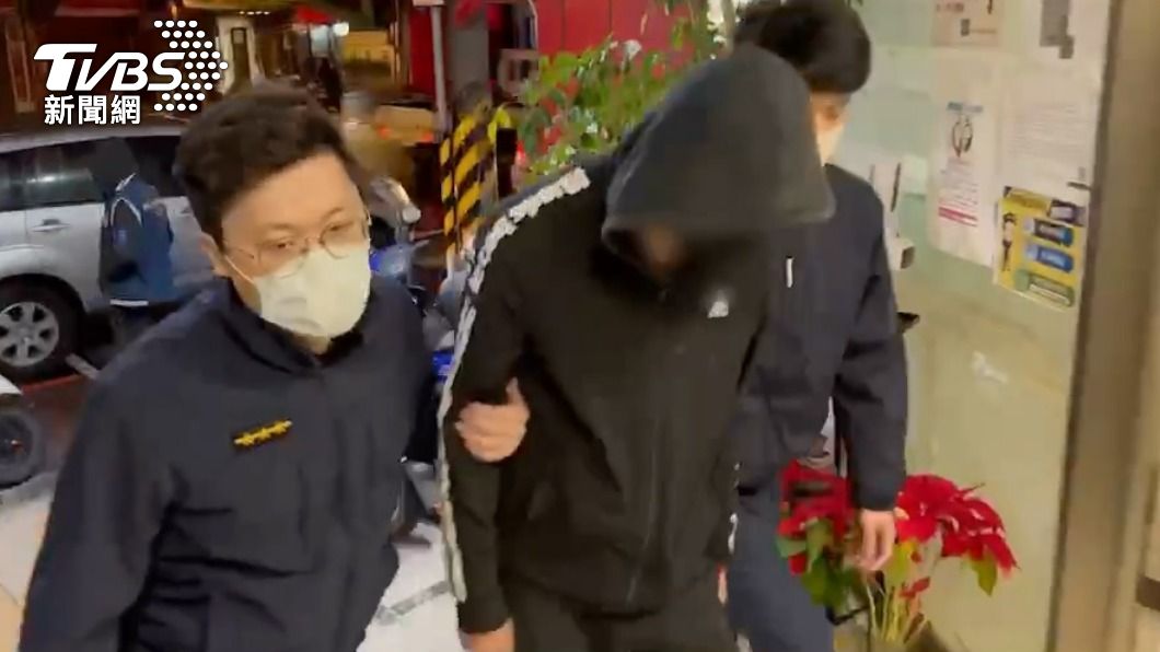 警方將犯嫌帶回派出所。（圖／TVBS）