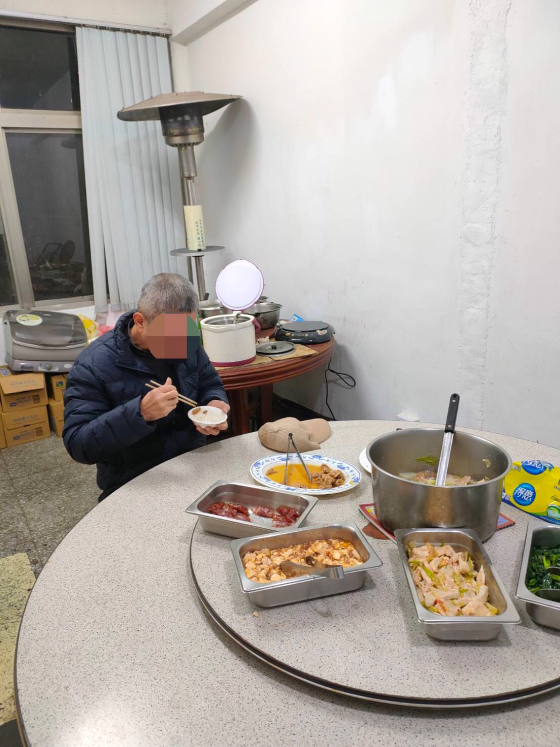 警方將劉男帶回派出所,讓他吃熱食果腹,並提供外套、棉被禦寒。(圖/警方提供)