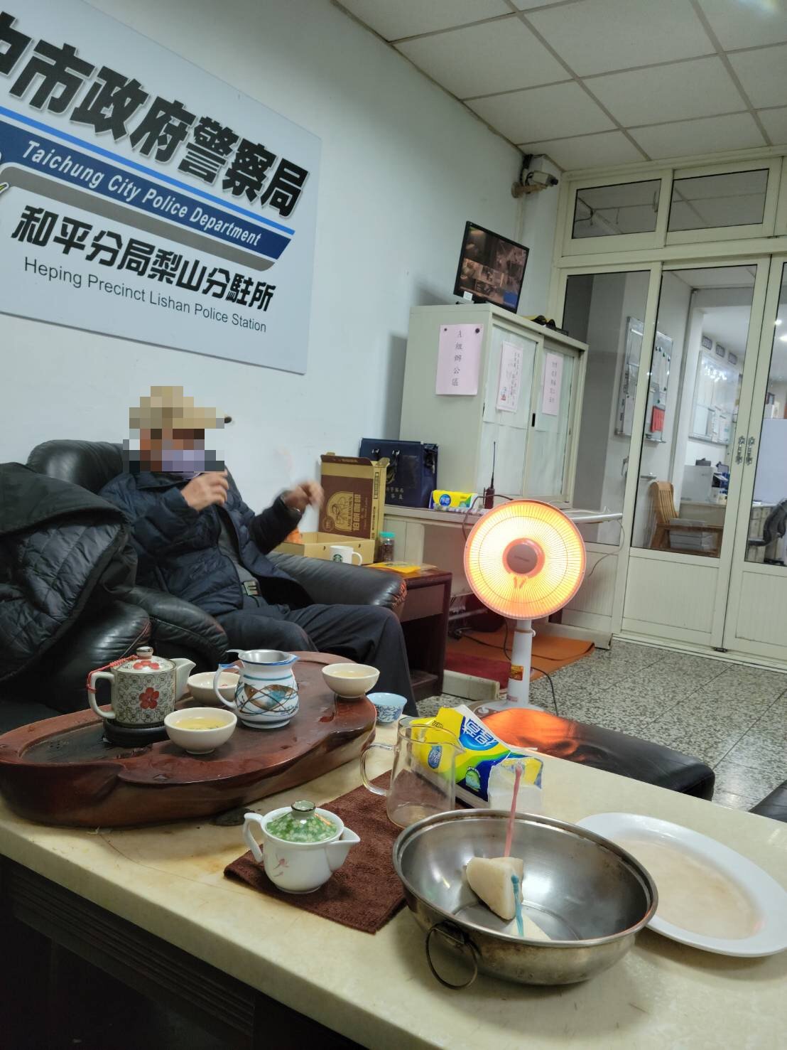 警方將劉男帶回派出所,讓他吃熱食果腹,並提供外套、棉被禦寒。(圖/警方提供)