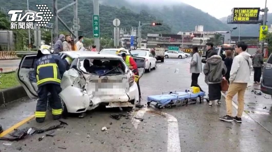 疑天雨路滑釀禍！蘇花改5車連撞　後方車流一度回堵4K