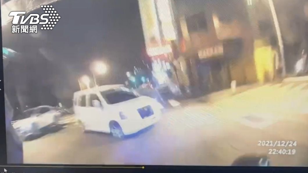 白色箱型車正要左轉。(圖/TVBS)