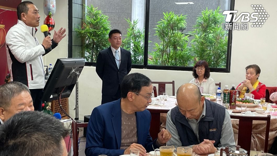 韓國瑜、朱立倫、侯友宜三人合體同框。(圖/台北市議員鍾小平提供)