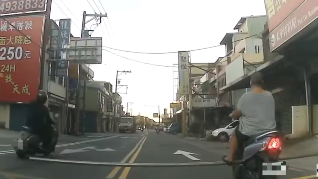 騎士未戴安全帽,又放鐵管在腳踏板上,佔去兩個車道,相當危險。(圖/翻攝自WoWtchout–地圖型行車影像分享平台)