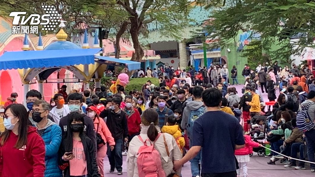 耶誕快樂!台中麗寶擠爆 清早湧萬人入園搶看落羽松