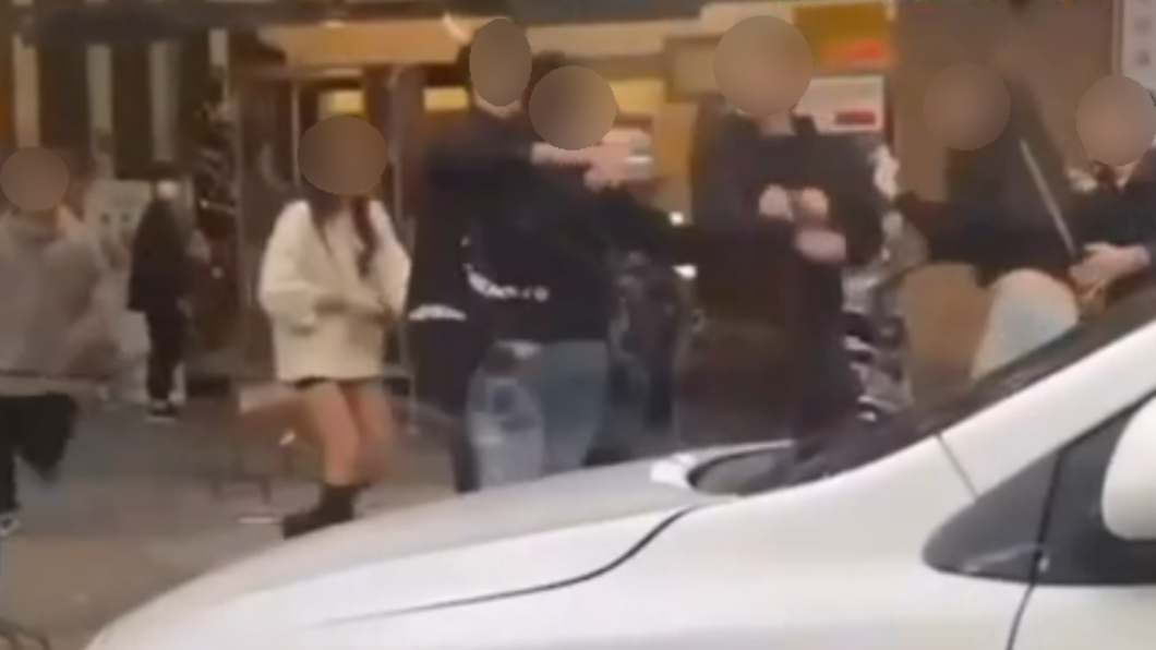 高雄KTV大亂鬥!熱褲妹勸架遭推倒 只有女人惜女人