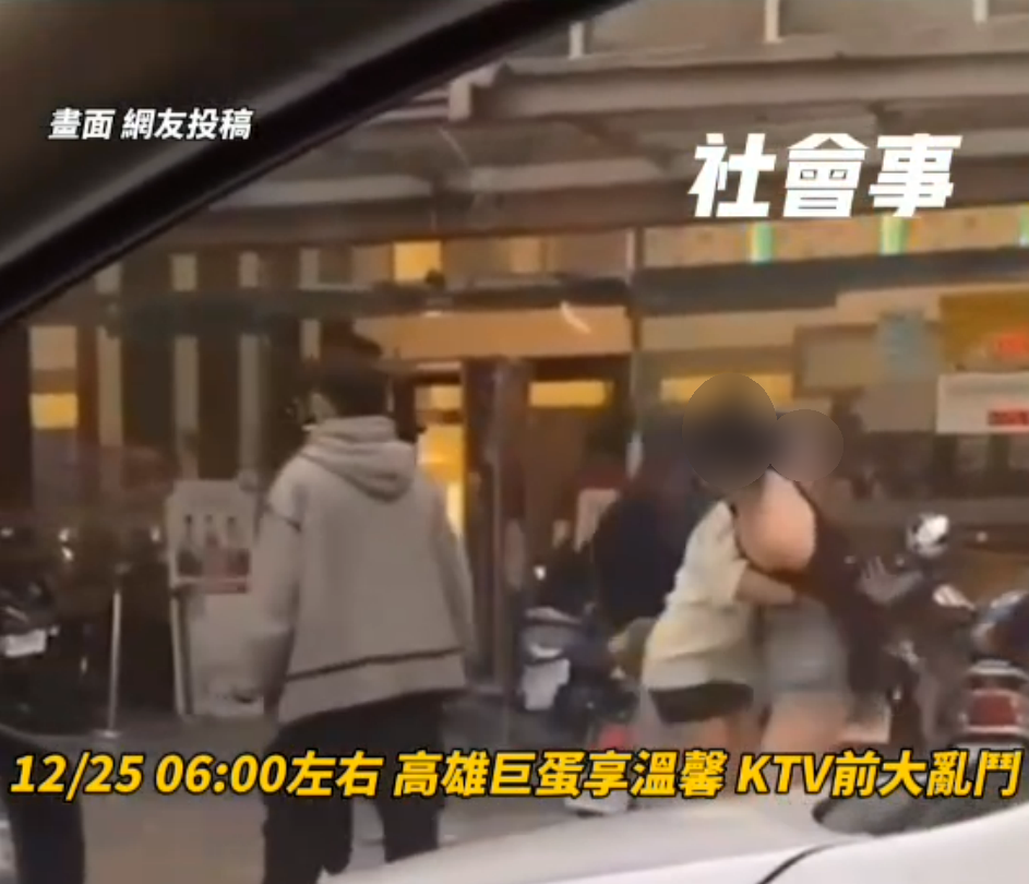 熱褲妹跌坐在地後,白衣女將她扶起。(圖/翻攝自記者爆料網)
