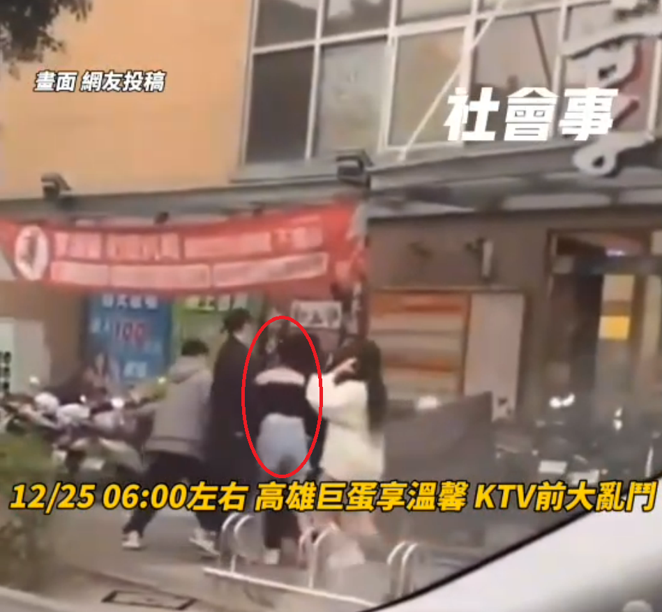 熱褲妹跌倒後,又跑上前勸架。(圖/翻攝自記者爆料網)