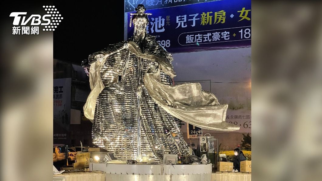 6公尺高的＂素還真＂巨型霹靂布袋戲偶，虎尾新地標。