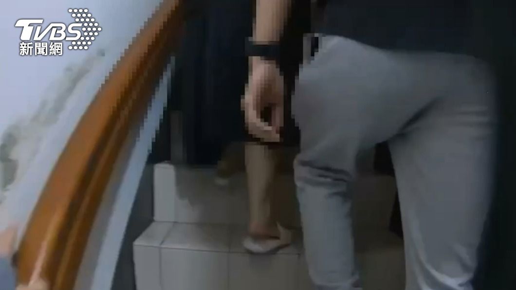 賭場老闆娘帶員警上樓。(圖/TVBS)