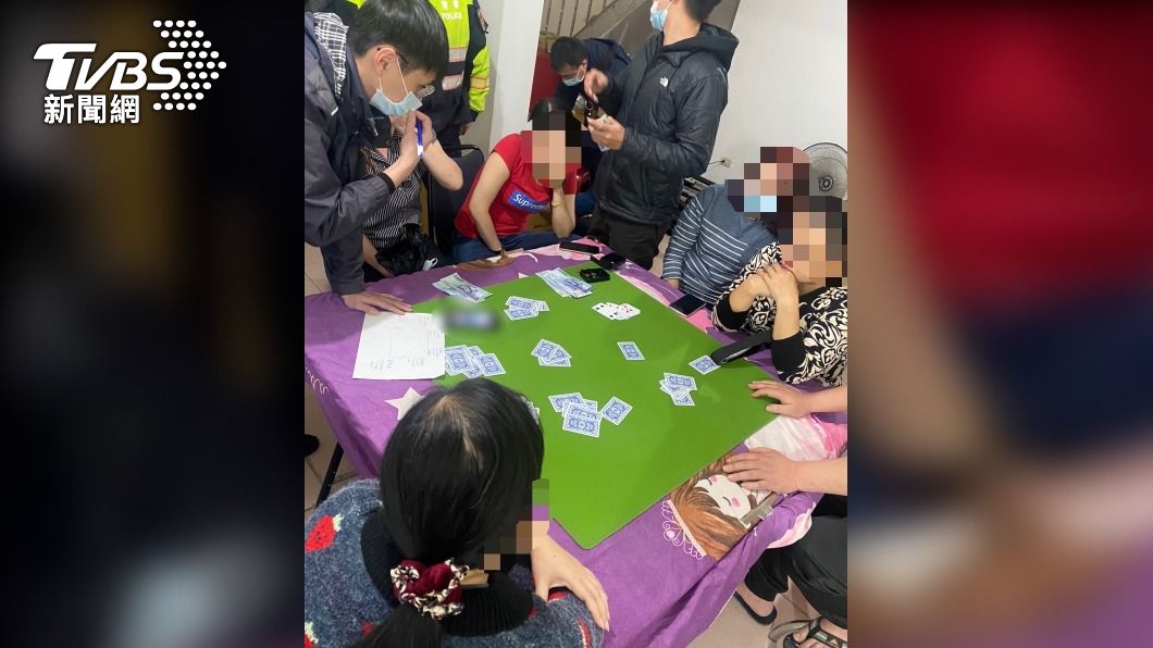 撲克牌賭場賭客見警方上門傻眼。(圖/TVBS)