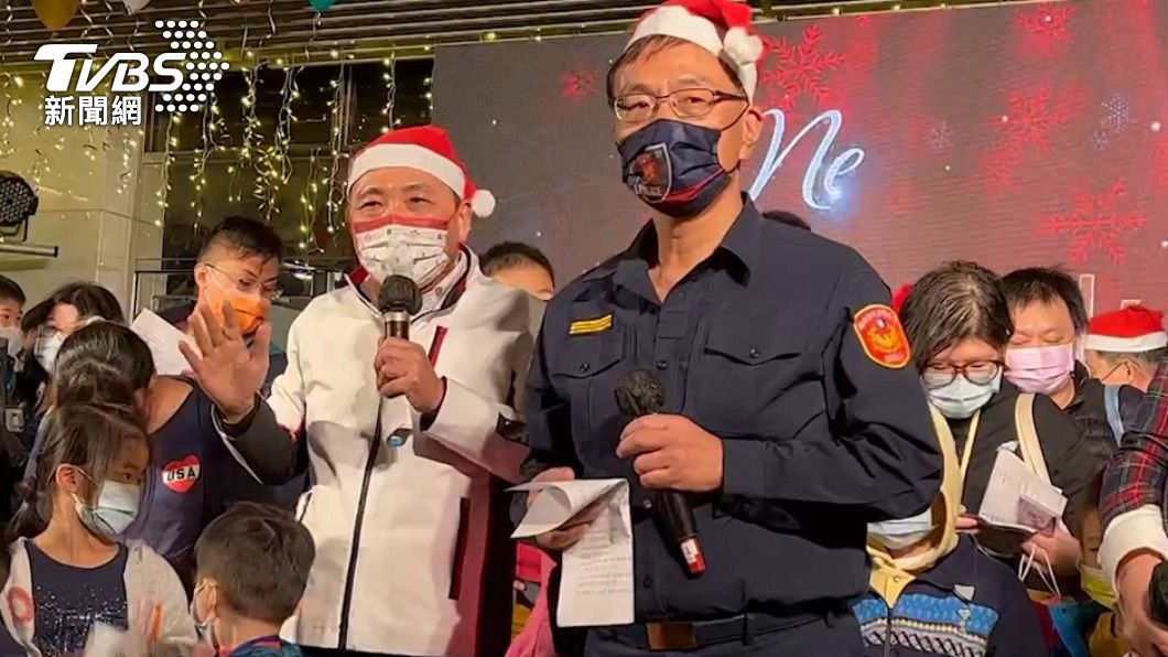 新北市長侯友宜與新北市警察局長黃宗仁皆戴起耶誕帽。(圖/TVBS)