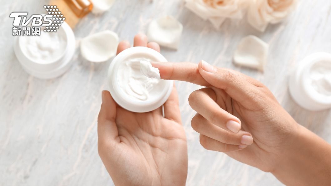 平常可以多塗乳液來保養皮膚。（示意圖／shutterstock達志影像）