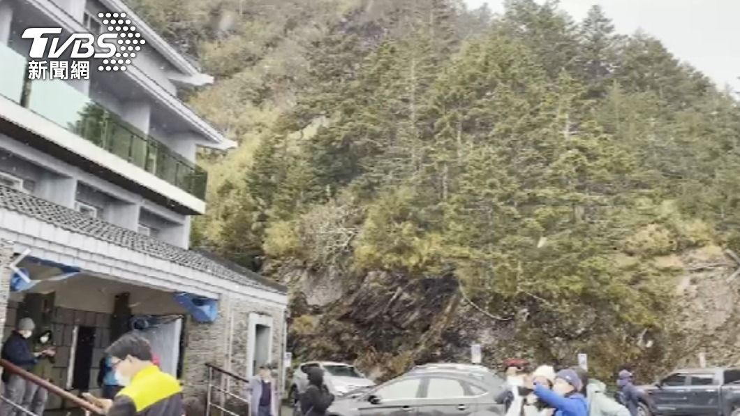 雪只下了幾分鐘就停了。（圖／TVBS）