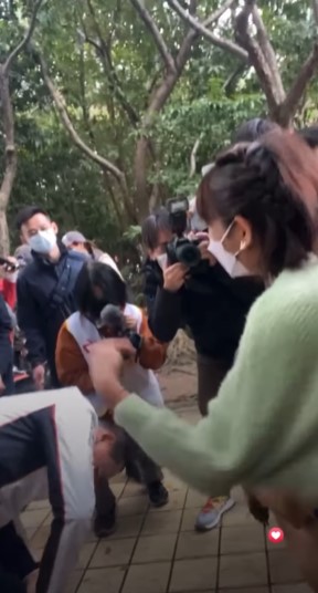 侯友宜笑歪在一旁。(圖/翻攝自米可白臉書)