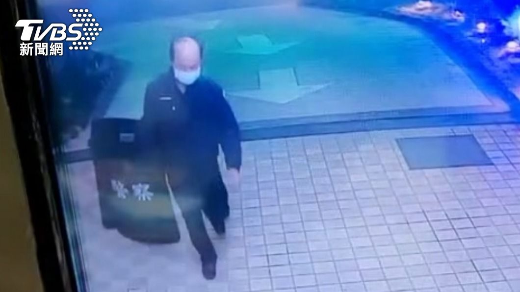 員警拿著盾牌趕抵。(圖/TVBS)