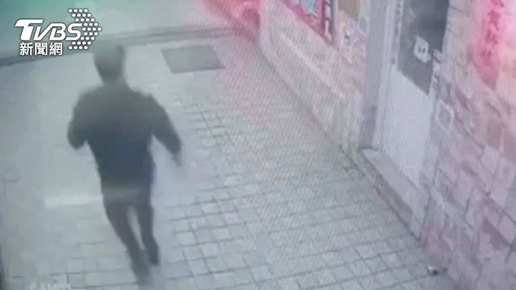 林男朋友到場發現對方持槍嚇得落荒而逃。(圖/TVBS)