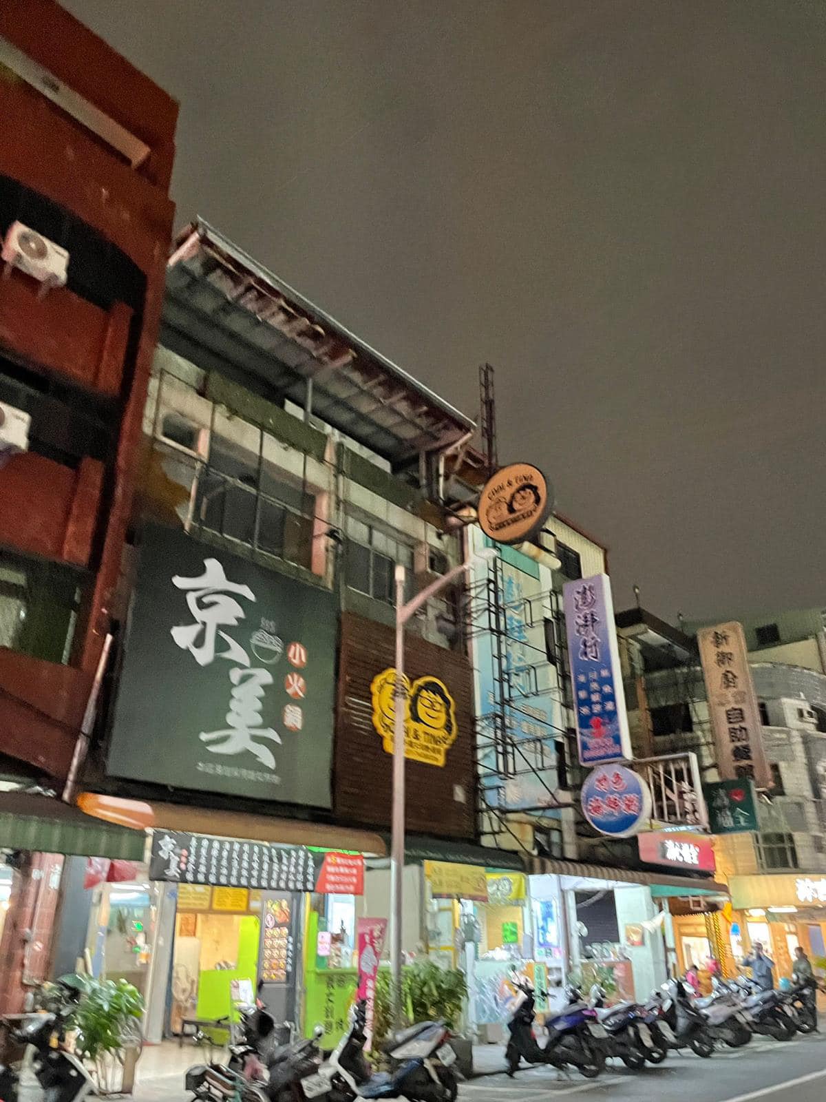鳳山志苓雅一帶路燈不亮。(圖/翻攝自李雅靜臉書)