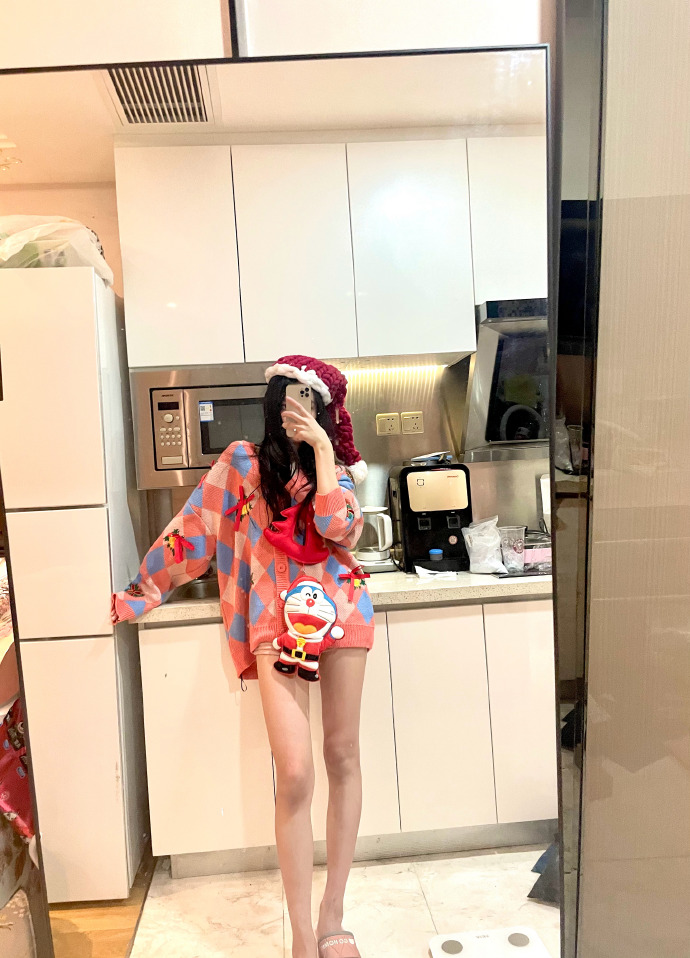 柴蔚曬出雪白鉛筆腿。（圖／翻攝自柴蔚微博）