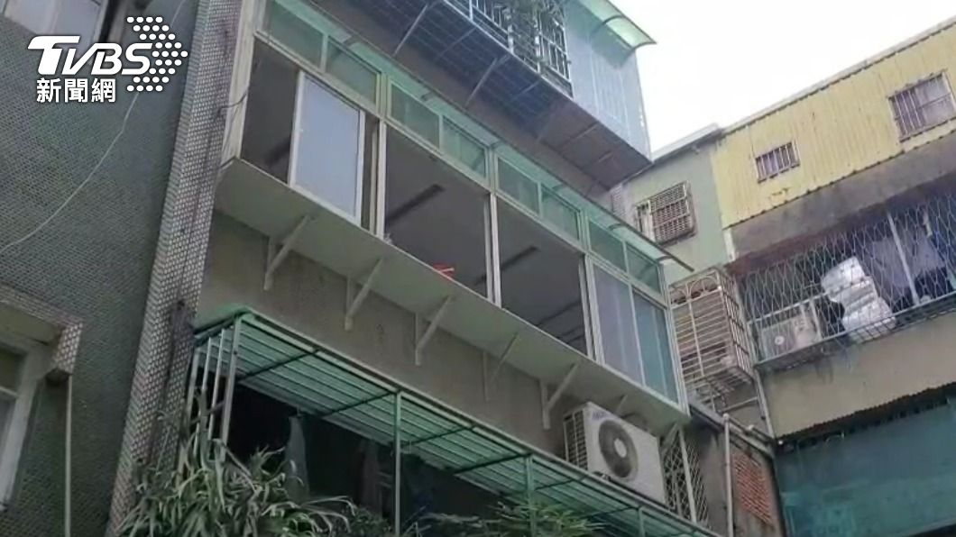 婦人清潔3樓窗戶不慎墜落。（圖／TVBS）