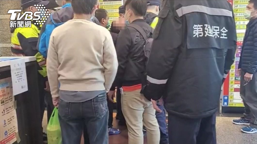 男子喝醉發酒瘋。（圖／TVBS）