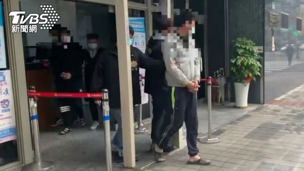 2名犯嫌遭警方移送。(圖/TVBS)