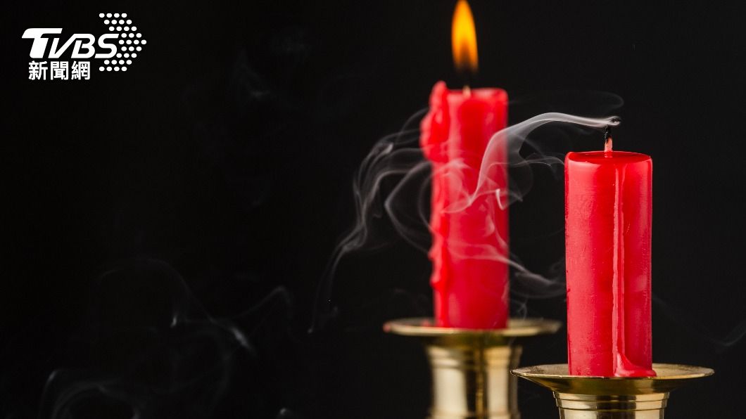 使用紅色粗身圓形蠟燭,底部有鋁製圓托。(示意圖/shutterstock達志影像)