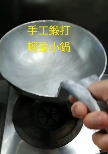 男子狂讚這口手工神鍋。(圖/翻攝自廚藝公社)